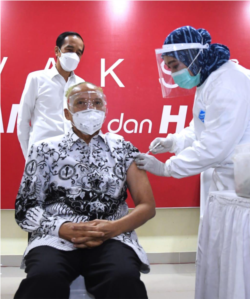 Presiden Jokowi menyaksikan vaksinasi kepada salah satu tenaga pendidik yang bertempat di SMAN 70 Jakarta. (Foto: Courtesy/Biro Setpres)