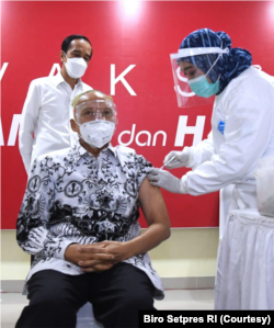 Presiden Jokowi menyaksikan vaksinasi kepada salah satu tenaga pendidik yang bertempat di SMAN 70 Jakarta. (Foto: Courtesy/Biro Setpres)