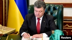 Presiden Ukraina Petro Poroshenko menandatangani RUU "lustration" di Kyiv (9/10).