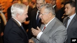 U.S. Defense Secretary Robert Gates (L) shaking hands with Iraqi President Jalal Talabani upon the former's arrival for a meeting in Baghdad, 10 Dec 2009