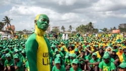 Les partisans du parti au pouvoir tanzanien Chama Cha Mapinduzi (Parti révolutionnaire), se sont réunis au stade Kibanda Maiti, lors du dernier rassemblement électoral à Stone Town le 25 octobre 2020.