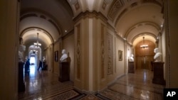 Esta imagen muestra corredores vacíos alrededor del Senado en el Capitolio, en Washington, el jueves 27 de diciembre de 2018, durante un cierre parcial del gobierno