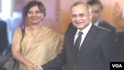 Sekjen Kementerian Luar Negeri India Nirupama Rao (kiri) berjabat tangan dengan Sekjen Kementerian Luar Negeri Pakistan Salman Bashir di Pakistan.