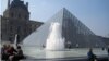 Pháp: Greenpeace treo tấm vải phản đối tại bảo tàng Louvre
