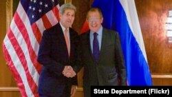 El secretario de Estado, John Kerry, junto a su homólogo ruso, Sergei Lavrov, en el hotel Imperial de Viena, Austria, antes de su reunión sobre Siria.