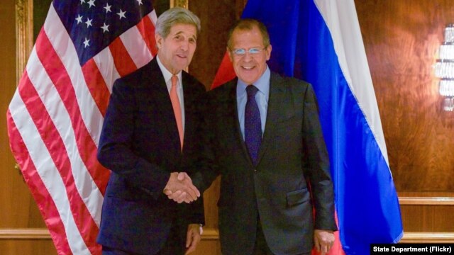 El secretario de Estado, John Kerry, junto a su homólogo ruso, Sergei Lavrov, en el hotel Imperial de Viena, Austria, antes de su reunión sobre Siria.