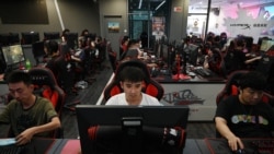 在北京的一家网吧内，年轻人正在玩电子游戏。（2021年9月10日）