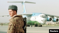 Termiz aeroportida Afg'oniston uchun atalgan gumanitar yordam samolyoti, 8-noyabr, 2001-yil.