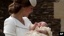 Duchess of Cambridge menggendong Putri Charlotte saat tiba di Gereja St. Mary Magdalene di Sandringham, Inggris (5/7) untuk acara pembaptisan putri kedua pasangan Pangeran William dan Duchess of Cambridge Kate Middleton.