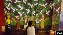 Seorang seniman mural menggambar di dinding Stadion Kridosono, Yogyakarta berisi pesan damai dan kesetaraan. (Foto: VOA/Nurhadi-dok/ilustrasi)