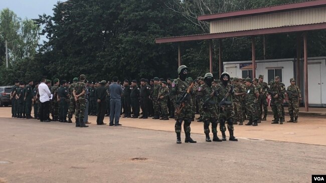 កម្លាំងចម្រុះរួមមាននគរបាល កងរាជអាវុធហត្ថ និងទាហាន យាមកាមនៅច្រកព្រំដែនជាំស្រងាំ ក្នុងស្រុកអន្លង់វែង ខេត្តឧត្តរមានជ័យ កាលពីថ្ងៃទី៣ ខែវិច្ឆិកា ឆ្នាំ២០១៩។ (ស៊ុន ណារិន/VOA)