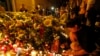 人们带着鲜花和蜡烛来到荷兰驻乌克兰基辅大使馆，悼念坠毁的马来西亚波音777客机上的遇难者。