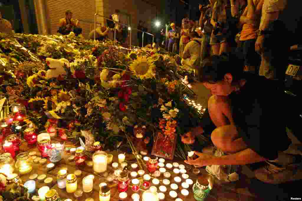 人們帶著鮮花和蠟燭來到荷蘭駐烏克蘭基輔大使館，悼念墜毀的馬來西亞波音777客機上的遇難者。