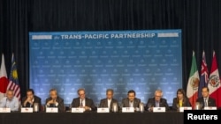 ບັນດາລັດຖະມົນຕີ ທີ່ເຂົ້າຮ່ວມກອງປະຊຸມ ຖະແຫຼງຂ່າວ ກ່ຽວຂໍ້ ຕົກລົງພາຄີຂ້າມມະຫາສະມຸດປາຊີຟິກ ຫລື TPP ທີ່ລັດຮາວາຍ (31 ກໍລະກົດ 2015)
