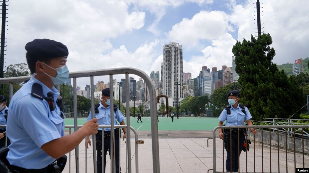 香港警方2021年7月1日关闭了往年七一集会的一个主要场地维多利亚公园 （路透社）(photo:VOA)