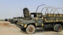 Kendaraan militer milik pasukan setia Presiden Suriah Bashar al-Assad di dekat Bandara Internasional Aleppo, 23 Februari 2013. (Foto: Reuters)