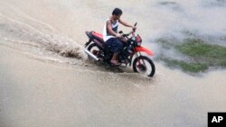 14일 필리핀 북동부 투게가라오에서 태풍 '망쿳'이 뿌린 폭우로 도로가 물에 잠겼다.