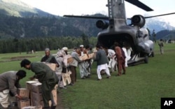 سیلاب زدگان کے لیے امدادی اشیا امریکی ہیلی کاپٹر سے اتاری جارہی ہیں