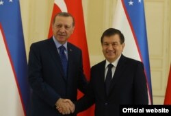 Turkiya rahbari Rajab Toyib Erdog'an (chapda) O'zbekiston muvaqqat prezidenti Shavkat Mirziyoyev bilan