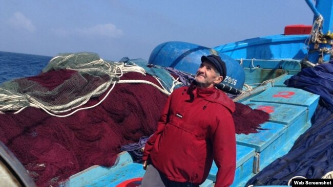 Ông Rimas Meleshyus trên tàu cá của ngư dân Quảng Ngãi (Facebook Rimas Meleshyus)