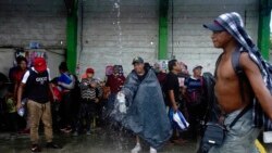 Una intensa lluvia sorprendió a la caravana de migrantes que avanza por el estado mexicano de Chiapas el 25 de octubre de 2021.