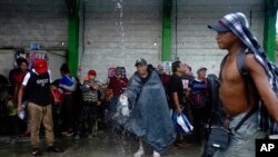 Una intensa lluvia sorprendió a la caravana de migrantes que avanza por el estado mexicano de Chiapas el 25 de octubre de 2021.
