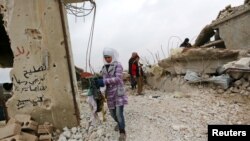2017年1月2日敘利亞居民在北阿勒頗查看被破壞的房屋。