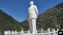 小金县两河口的毛泽东白色石雕像。文昌市的一座类似石像已经轰然倒地，一分为几