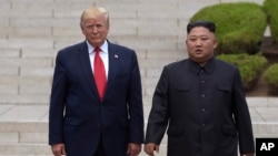Presiden AS Donald Trump dan pemimpin Korut Kim Jong Un saat bertemu di Panmunjom, 30 Juni 2019 lalu (foto: dok). 