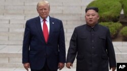 Tổng thống Donald Trump (trái) gặp lãnh đạo Kim Jong Un tại Khu phi quân sự giữa hai miền Triều Tiên vào ngày 30/6/2019. 