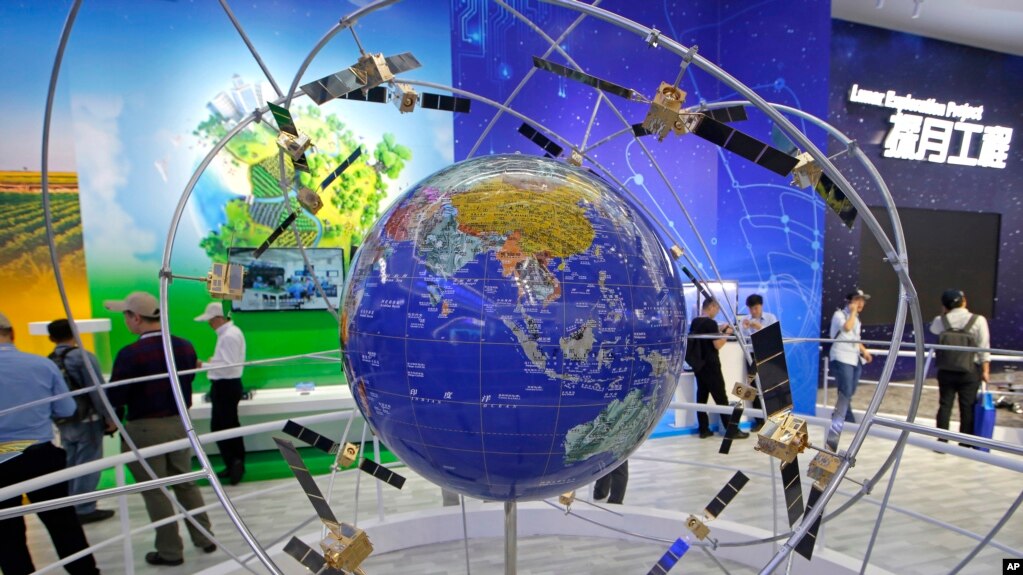 中国珠海航空展上的北斗卫星导航系统模型。（2018年11月7日）(photo:VOA)