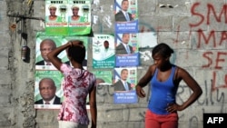 Poster-poster kampanye pemilu parlemen di dinding daerah Delmas, Port-au-Prince (5/8).