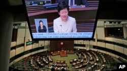 Tổng thư ký quản trị Đặc khu Hong Kong Carrie Lam loan báo kế hoạch cải tổ bầu cử được Bắc Kinh hậu thuẫn tại phòng lập pháp ở Hong Kong, ngày 22/4/2015.
