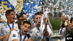 Le défenseur espagnol du Real Madrid Nacho Fernandez se prend en selfie avec ses coéquipiers après le sacre de leur équipe en Champions League au Stade olympique de Kiev, en Ukraine, le 26 mai 2018.