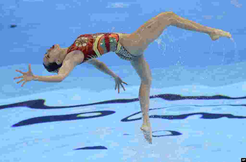 ورزشکار چینی در حال اجرای شنای موزون در&nbsp;مسابقات جهانی شنا و شیرجه کره جنوبی.