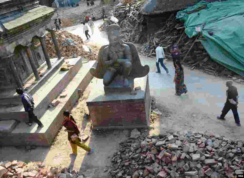 Warga berjalan melewati Alun-alun Basantpur Durbar setelah gempa, di Kathmandu (12/5). (VOA/Bikas Rauniar)&nbsp;