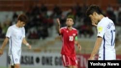 6일 말레이시아 압둘 라흐만 스타디움에서 열린 2018 러시아 월드컵 최종예선 한국과 시리아의 경기에서 이청용(오른쪽)이 슛을 놓친 뒤 아쉬워하고 있다. 