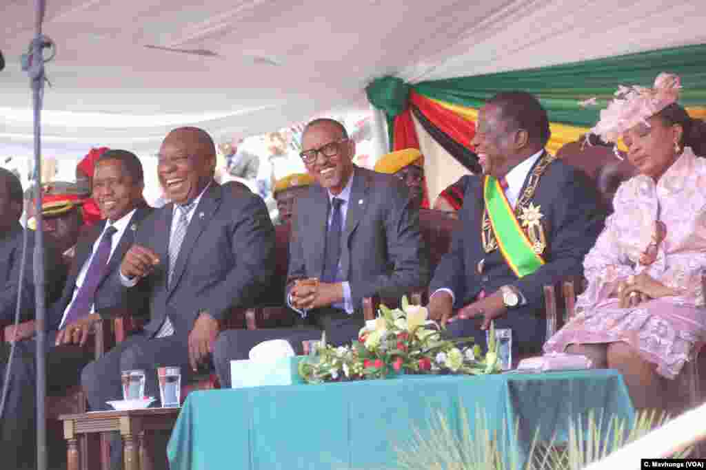 Perezida Edgar Lungu wa Zambia, Cyril Ramaphosa wa Afurika y'Epfo , na Paul Kagame w'u Rwanda mu birori vyo kurahiza Emmerson Mnangagwa, i Harare 