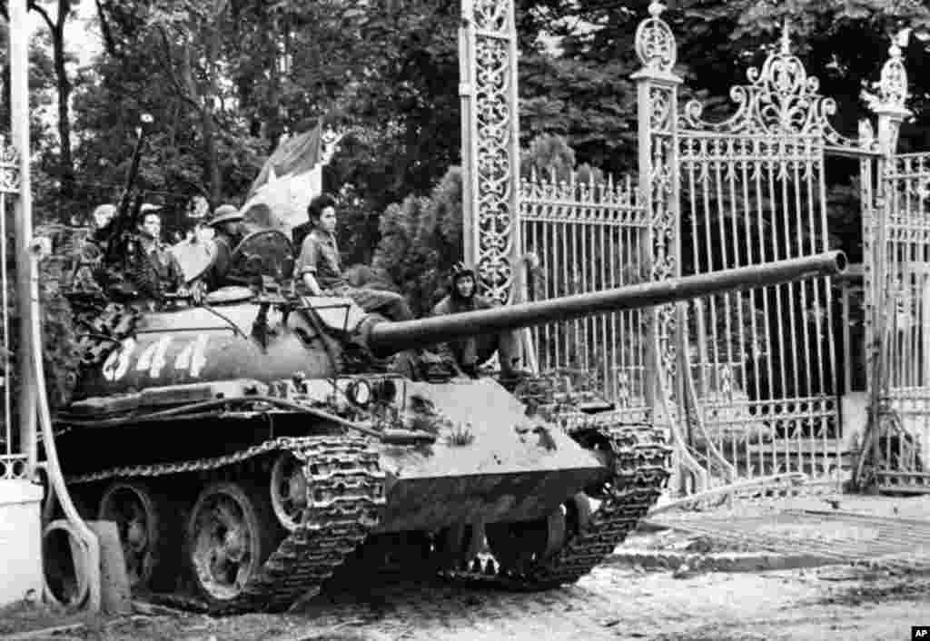 Xe tăng của quân đội Bắc Việt tiến vào dinh Độc lập ở Sài Gòn, đánh dấu sự sụp đổ của miền Nam Việt Nam. Chiến tranh kết thúc ngày 30 tháng 4 năm 1975, với sự sụp đổ của Sài Gòn.
