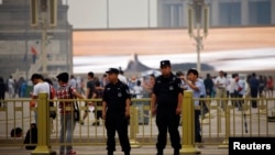 중국 현지 경찰들이 텐안먼 사태 24주년을 맞아 텐안먼 및 베이징 주변의 통제를 강화했다.