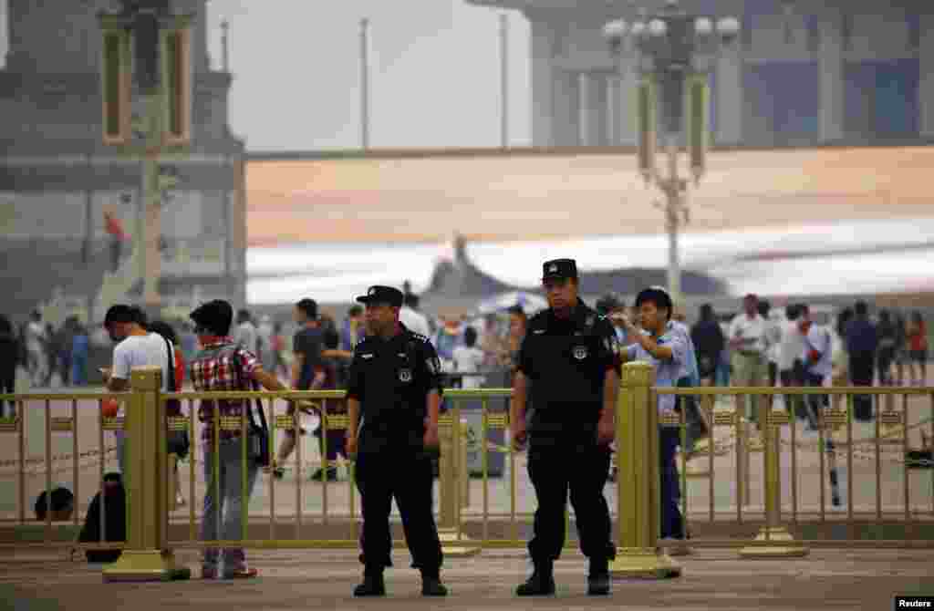 Polisi menjaga Alun-Alun Tiananmen di Beijing (4/6). (Reuters/Petar Kujundzic)