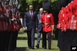 Le président Obama et le prince Philip passent en revue la garde d'honneur