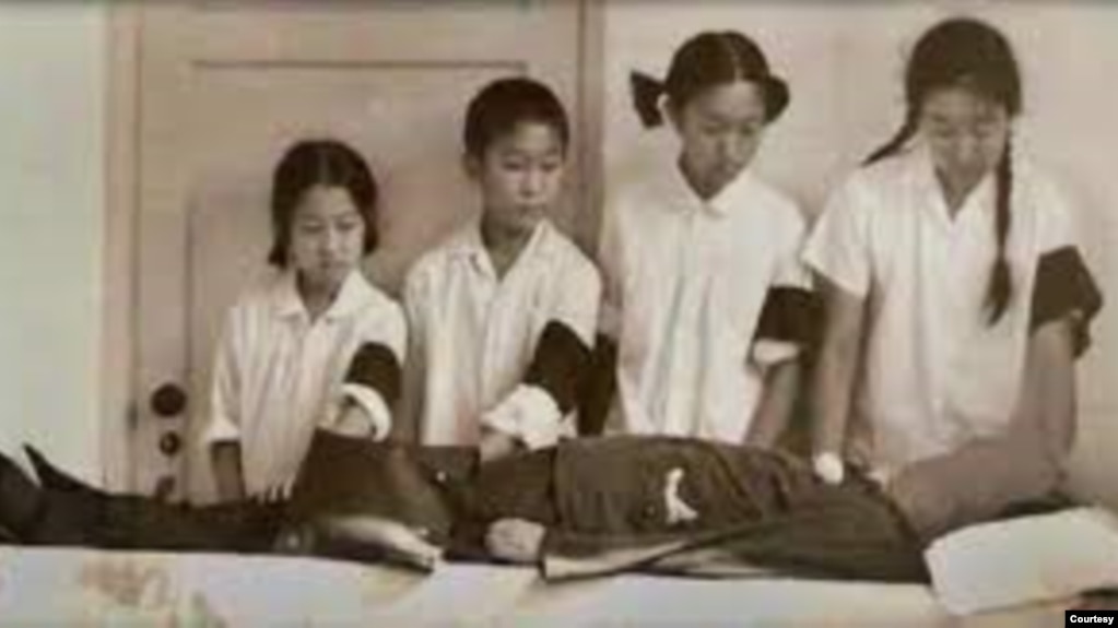 1966年8月上旬，孩子们与母亲卞仲耘遗体诀别。（王友琴提供图片）(photo:VOA)