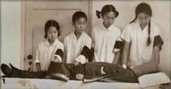 1966年8月上旬，孩子们与母亲卞仲耘遗体诀别。（王友琴提供图片）