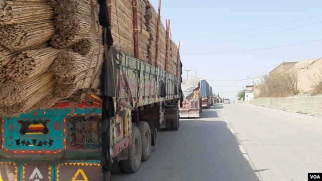 ڈرائیوروں کے مطابق افغانستان میں کسٹم کا طریقہ کار، پاکستان سے بھی زیادہ پیچیدہ ہے اور ایک ایک ٹرک کو کئی گھنٹوں کے بعد کلیئر کیا جاتا ہے۔