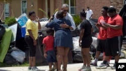 Presiden Barack Obama menyalami para korban banjir dalam kunjungan ke Baton Rouge, Louisiana hari Selasa (23/8). 
