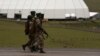 Des soldats patrouillent devant de la propriété de l'ancien président sud-africain Nelson Mandela à Qunu, à l'est du Cap, en Afrique du Sud le 12 décembre 2013.