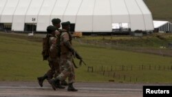 Des soldats patrouillent devant de la propriété de l'ancien président sud-africain Nelson Mandela à Qunu, à l'est du Cap, en Afrique du Sud le 12 décembre 2013.