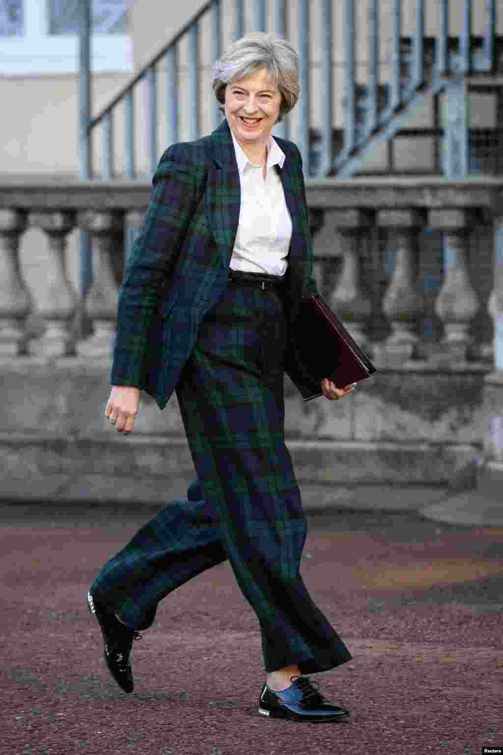PM Inggris Theresa May tiba untuk memberikan pidato mengenai keluarnya Inggris dari blok Uni Eropa di London.