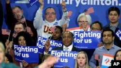Ảnh tư liệu - Những người ủng hộ ứng cử viên Tổng thống Đảng Dân chủ Hillary Clinton trong một buổi mít tinh tại trường trung học Rainier Beach ở Seattle.